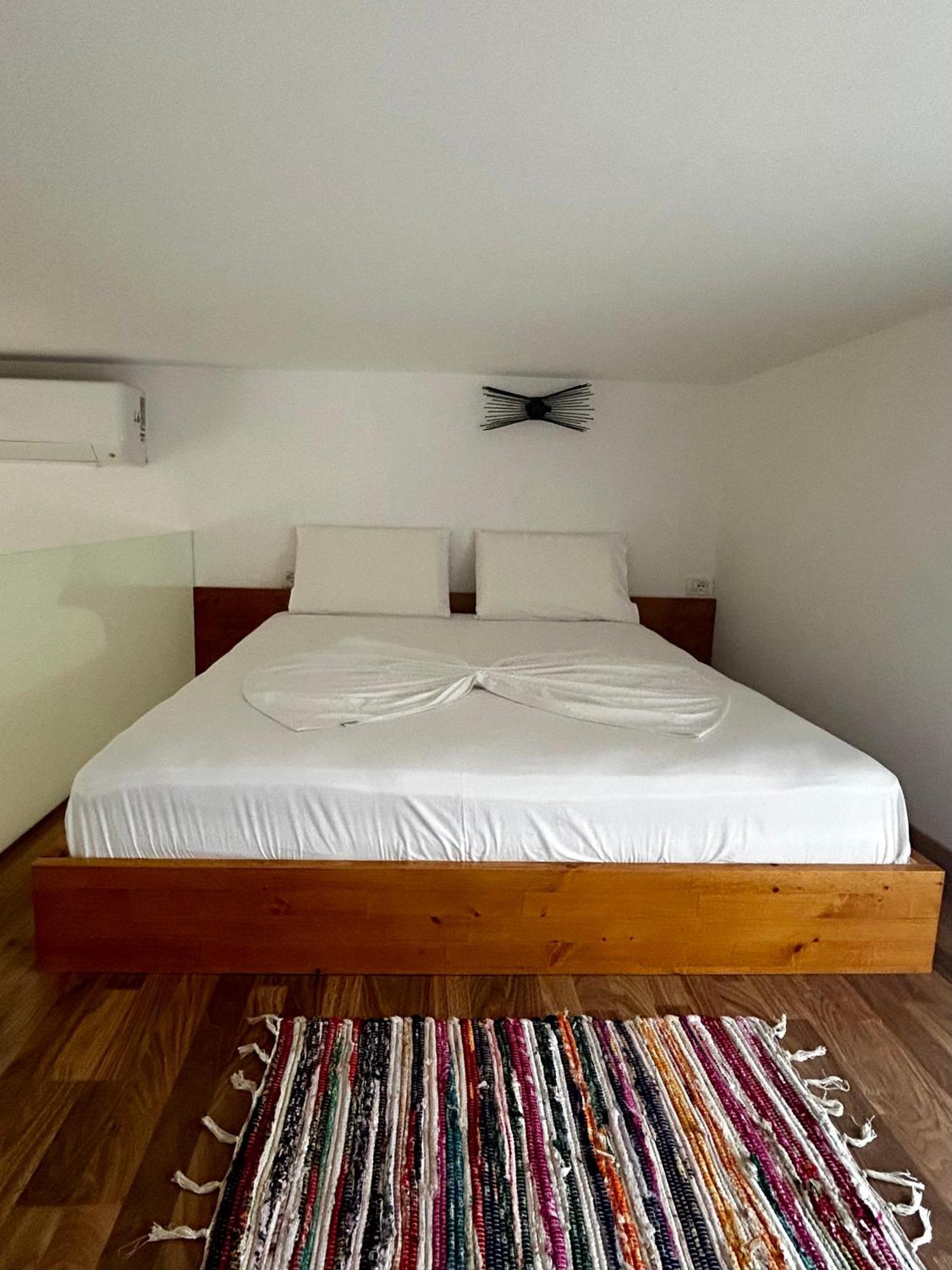 Vourtarea Guesthouse Himare Exterior foto