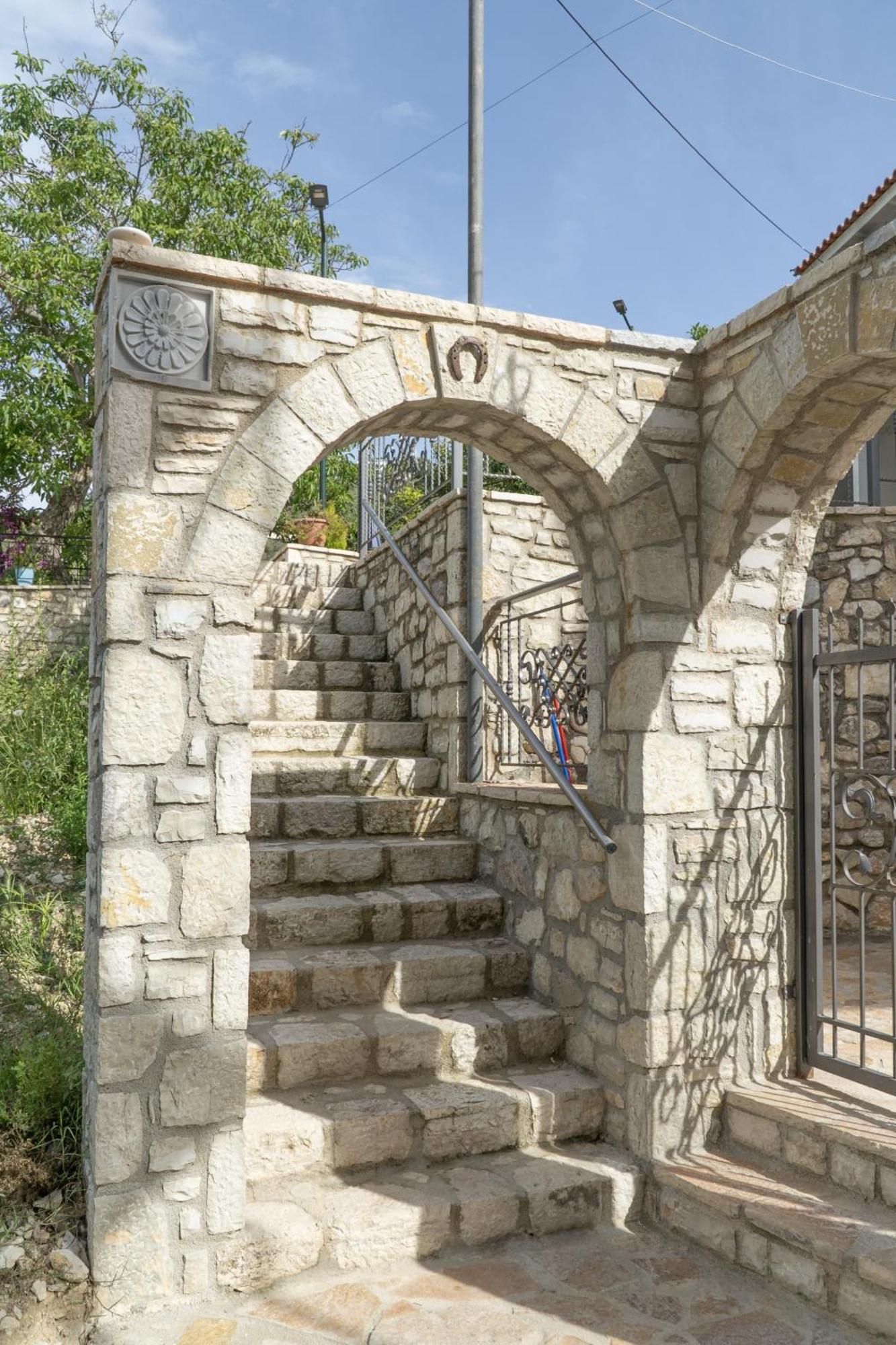 Vourtarea Guesthouse Himare Exterior foto